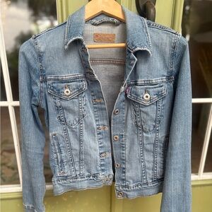 Levi’s Distressed Denim Trucker Jacket Medium Stretch Jean Jacket
